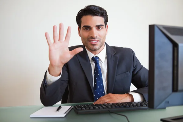 Podnikatel ukazující ruku — Stock fotografie