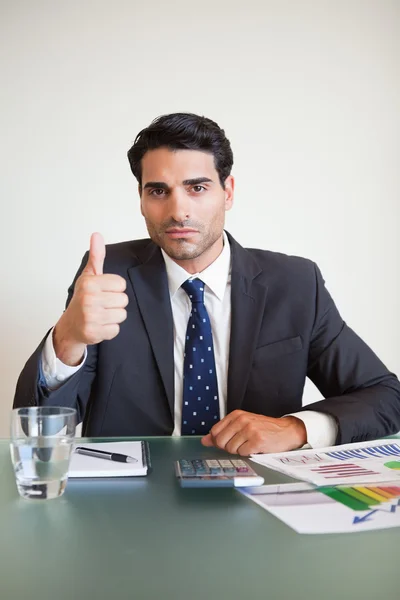 Retrato de un hombre de negocios con el pulgar hacia arriba — Foto de Stock