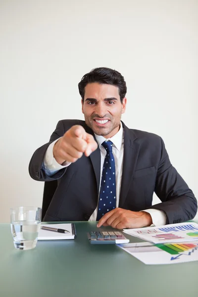 Retrato de un hombre de negocios enojado apuntando al espectador — Foto de Stock