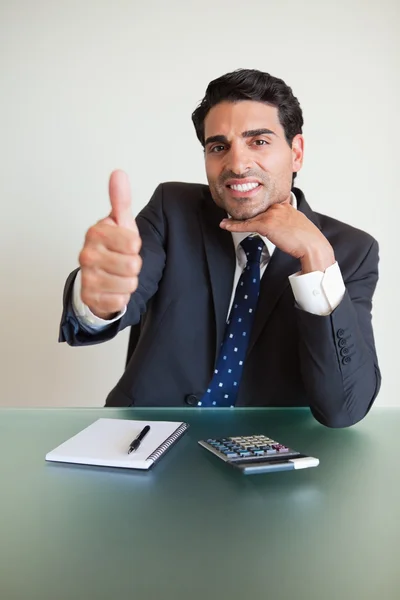 Portrét mladé účetní s palcem nahoru — Stock fotografie