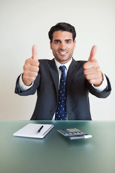 Portret van een accountant met de duimen omhoog — Stockfoto