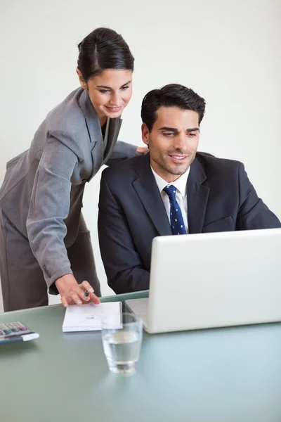 Portrait of sales persons working with a laptop — Stock Photo, Image