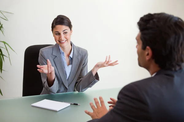 Lachende manager interviewen een werknemer — Stockfoto