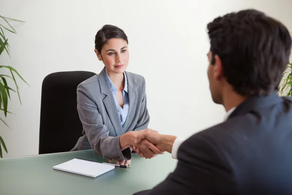 Young manager shaking the hand of a customer — Stock Photo, Image