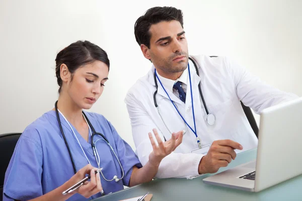 Lekarze pracujący z laptopa — Zdjęcie stockowe