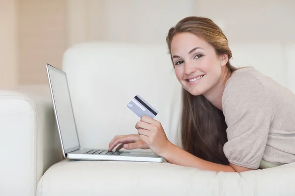 Donna shopping online — Foto Stock
