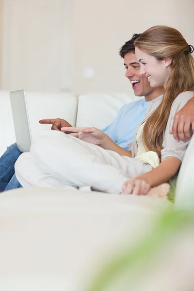 Portrait d'un couple utilisant un ordinateur portable — Photo