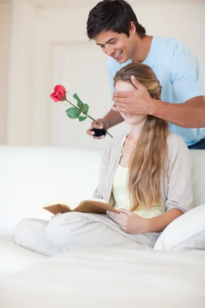 Portrét muže nabízí růži se svou přítelkyní — Stock fotografie