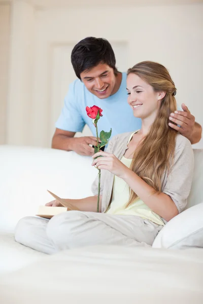 一名男子将一朵玫瑰提供给他的未婚妻的肖像 — 图库照片