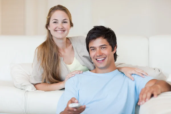 Giovane coppia guardando la televisione — Foto Stock