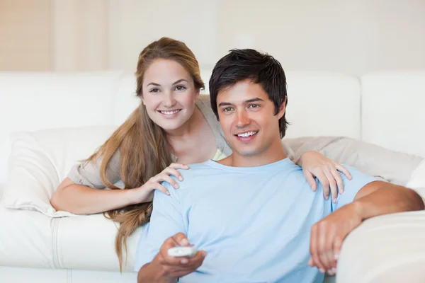 Lyckliga paret tittar på TV — Stockfoto