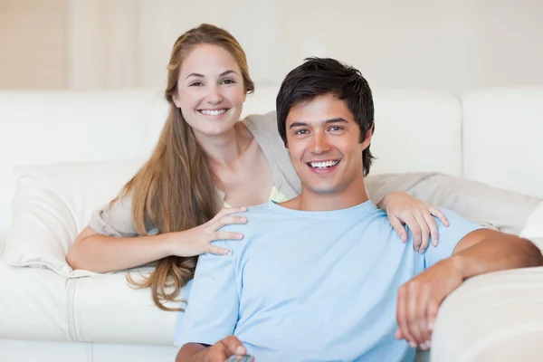 Couple souriant regardant la télévision — Photo