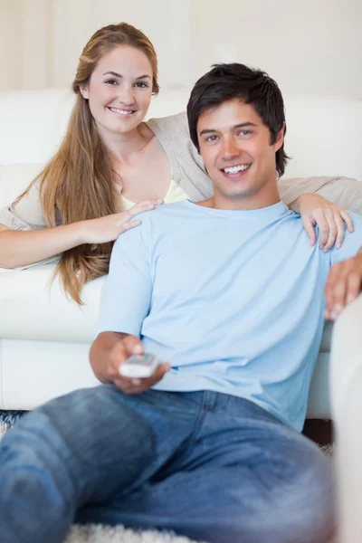 Porträtt av ett par tittar på TV — Stockfoto
