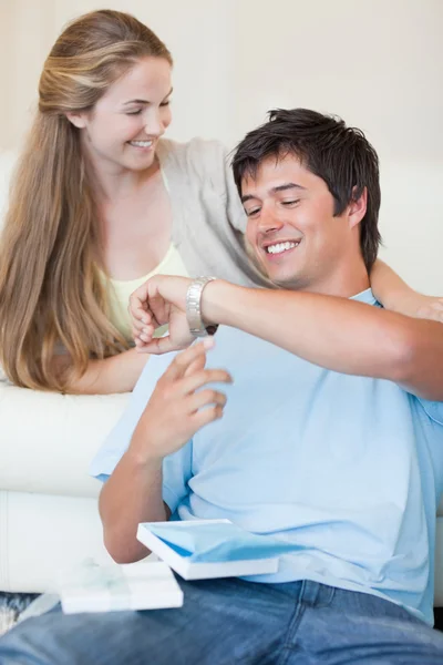 Portrait d'une femme offrant une montre à son fiancé — Photo