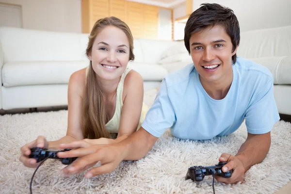 Jeune couple jouant à des jeux vidéo — Photo
