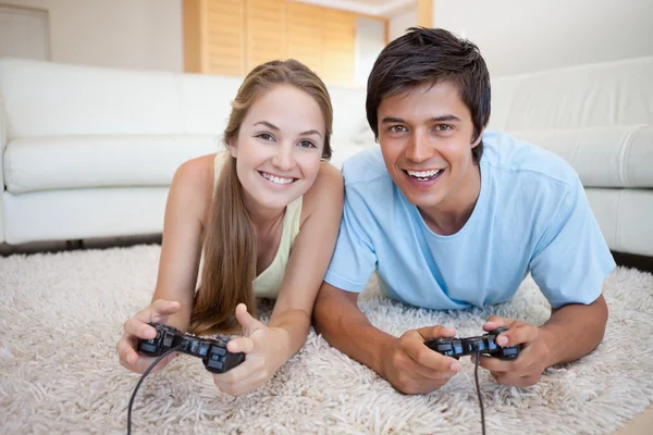 Sorrindo casal jogar jogos de vídeo — Fotografia de Stock