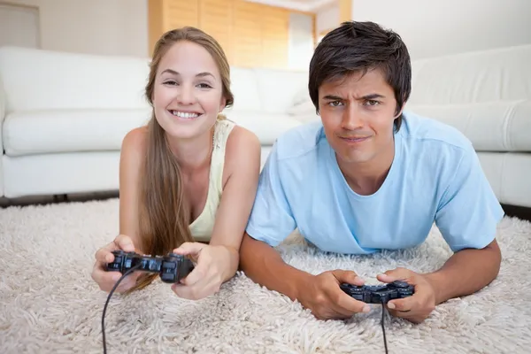Couple joyeux jouant à des jeux vidéo — Photo