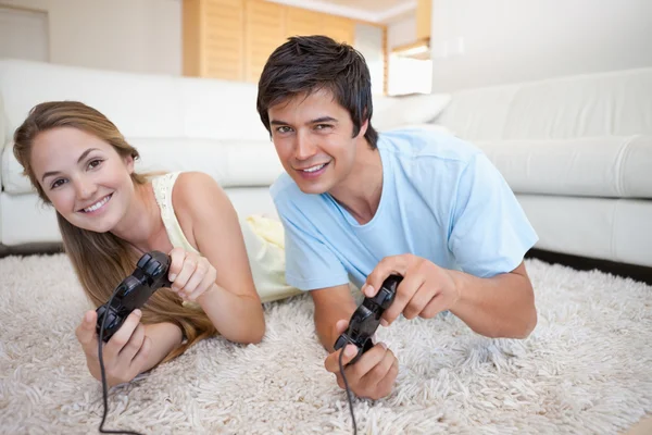 Happy couple playing video games — Stock Photo, Image