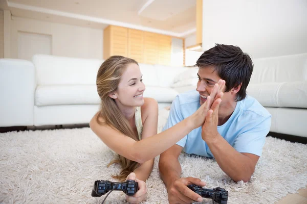 Juguetona pareja joven jugando videojuegos — Foto de Stock