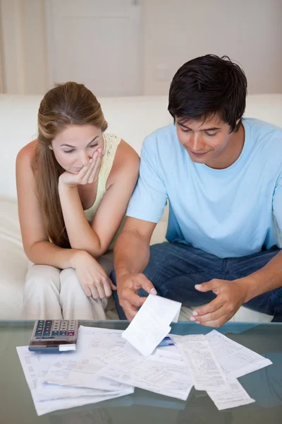 Portrait d'un couple triste regardant leurs factures — Photo