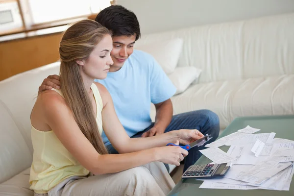 Young couple cutting their credit card — Stock Photo, Image