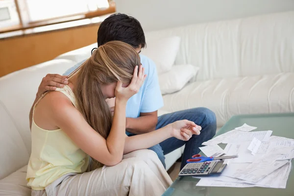 Triste casal em dificuldades financeiras — Fotografia de Stock