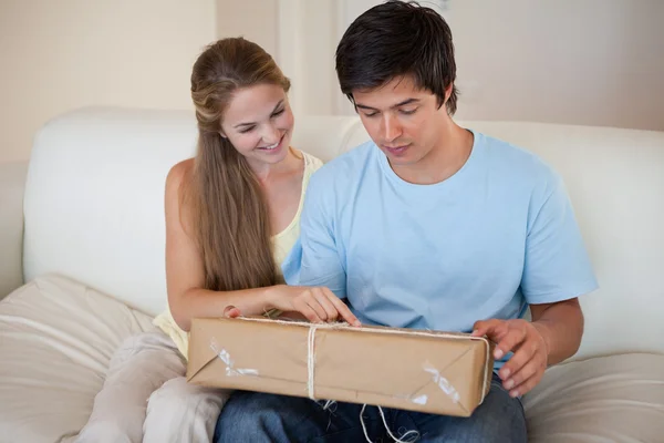 Couple looking at a package — Stock fotografie