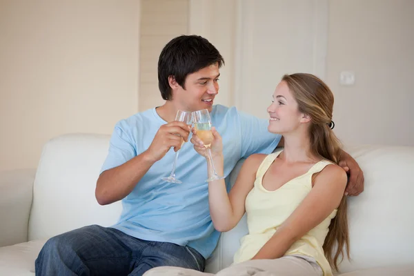 Paar drinken van een glas mousserende wijn — Stockfoto
