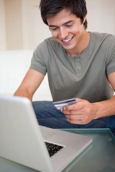 Portrait d'un jeune homme faisant du shopping en ligne — Photo