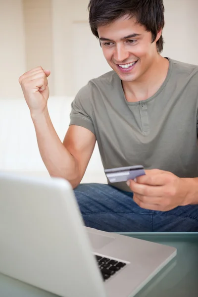 Portret van een vrolijke man online winkelen — Stockfoto