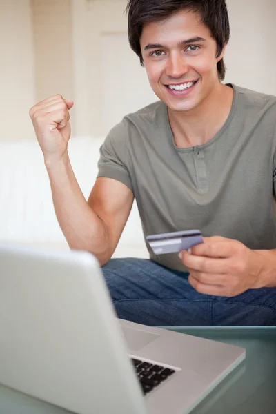 Portret van een succesvolle man online winkelen — Stockfoto