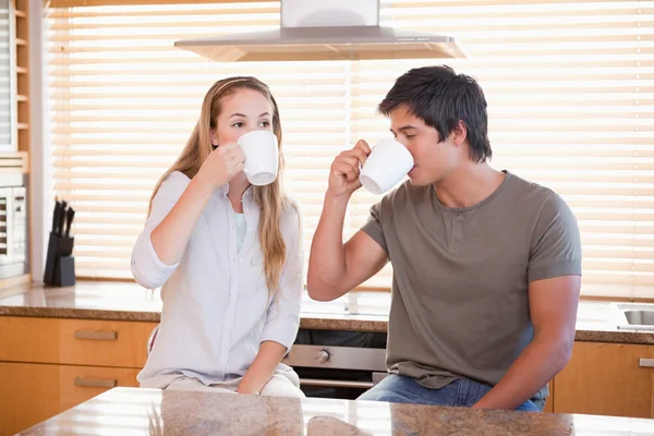 Young couple having a cup of tea — Stock Photo, Image