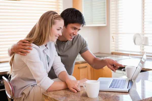 Par med kaffe medan du använder en bärbar dator — Stockfoto