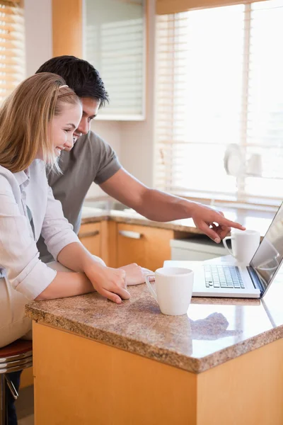 Retrato de um casal tomando chá enquanto usa um laptop — Fotografia de Stock