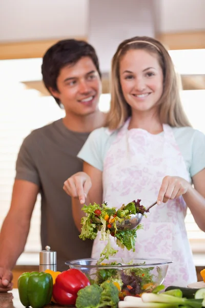 Retrato de um casal fazendo uma salada — Fotografia de Stock