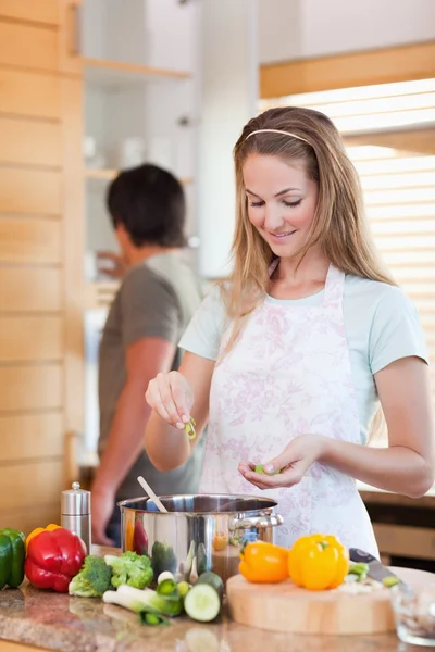 Portrait of a couple cooking — Stock Photo, Image