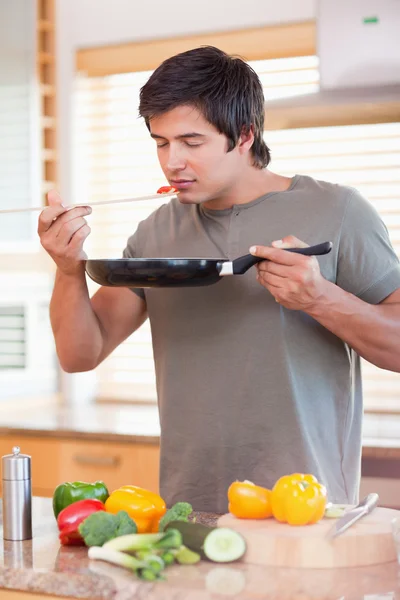 그의 식사를 맛 있는 젊은 남자의 초상화 — 스톡 사진