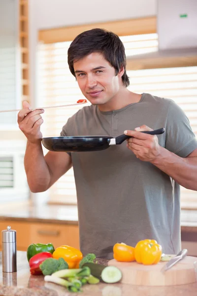 Portret van een knappe man van de proeven zijn maaltijd — Stockfoto