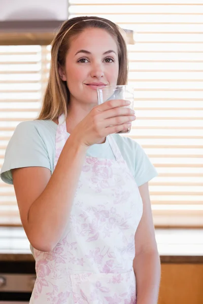 Retrato de uma mulher bebendo leite — Fotografia de Stock