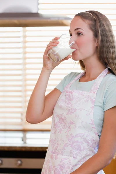 Portrét krásné ženy konzumní mléko — Stock fotografie