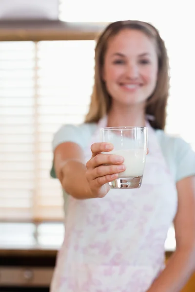 Porträt einer Frau, die ein Glas Milch gibt — Stockfoto