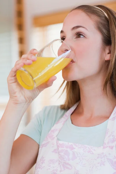 Porträt einer gelassenen Frau, die Orangensaft trinkt — Stockfoto