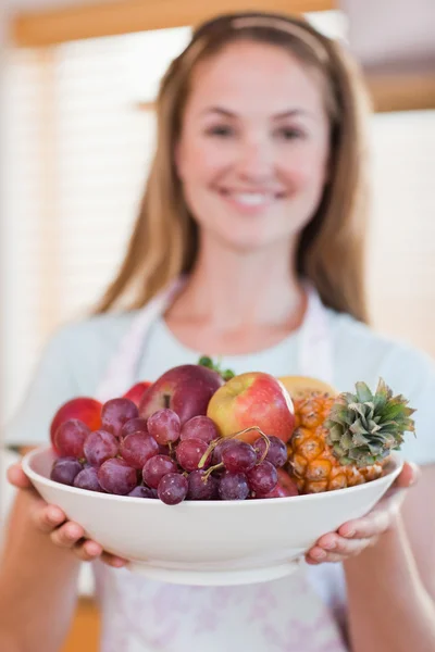 Portrait of a woman presenting a fruit basket — Stock Photo, Image