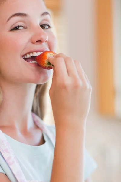 Close up of a woman eating a strawberry — Stock Photo, Image