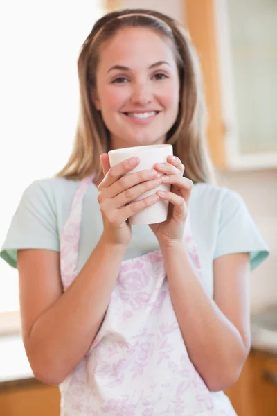 Porträtt av en kvinna som dricker en kopp kaffe — Stockfoto