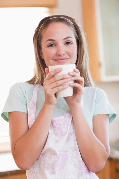 Potret seorang wanita yang tenang minum secangkir kopi — Stok Foto