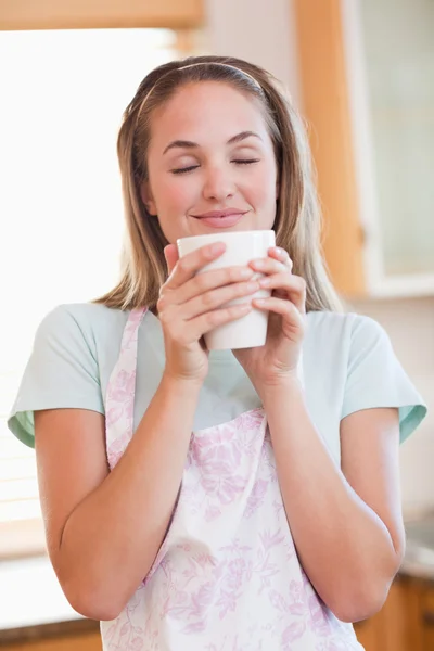 Potret seorang wanita yang tenang minum secangkir teh — Stok Foto