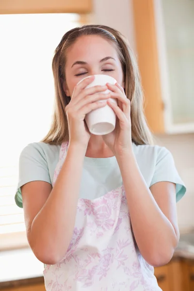 Retrato de una mujer tranquila bebiendo una taza de té — Foto de Stock