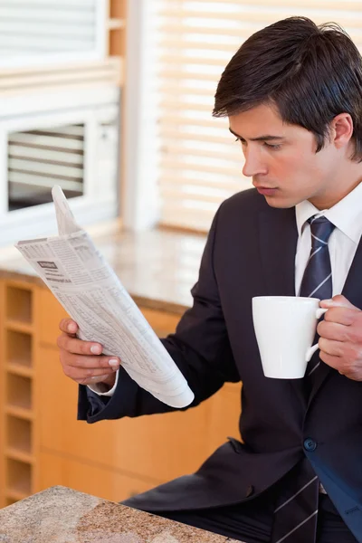 Πορτρέτο ενός επιχειρηματία πίνοντας τσάι διαβάζοντας τις ειδήσεις — Φωτογραφία Αρχείου