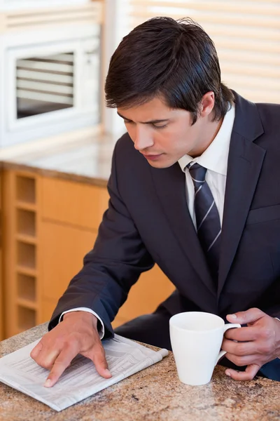 Portrét podnikatel pití kávy při čtení toři — Stock fotografie